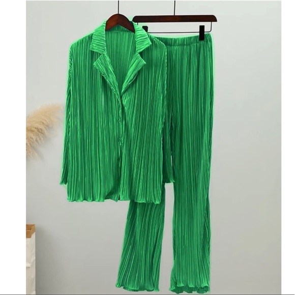 NWOT pleated set - Picture 2 of 3